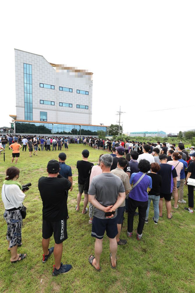 최근 폭우로 침수 피해가 난 광주 북구 동림동 한 사설 납골당에 9일 유골함의 안전 여부를 확인하려는 유가족이 모여 있다. (사진=연합뉴스)