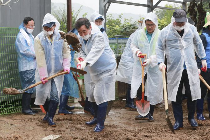 더불어민주당 김태년 원내대표(오른쪽부터), 이시종 충북지사와 이낙연 당대표 후보가 11일 오전 충청북도 음성군 삼성면 대야리에서 수해 복구 봉사활동을 하고 있다. (사진=연합뉴스)
