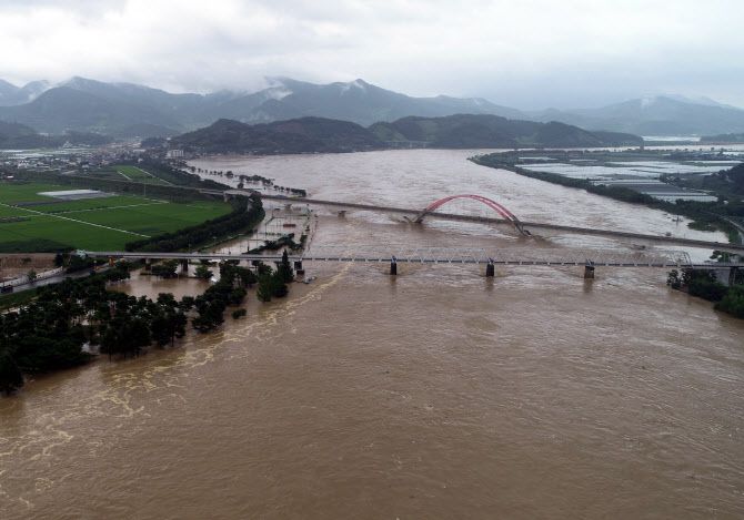 제방 붕괴된 섬진강 유역. 사진=뉴시스