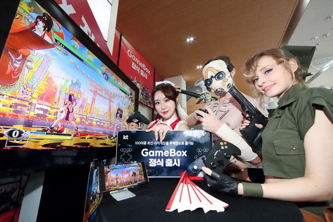 ▲KT 모델들이 12일 광화문 KT스퀘어에서 개최된 ‘게임박스’ 출시 기자설명회에서  KT의 새로운 구독형 스트리밍 게임 서비스 ‘게임박스’를 시연하고 있다.
