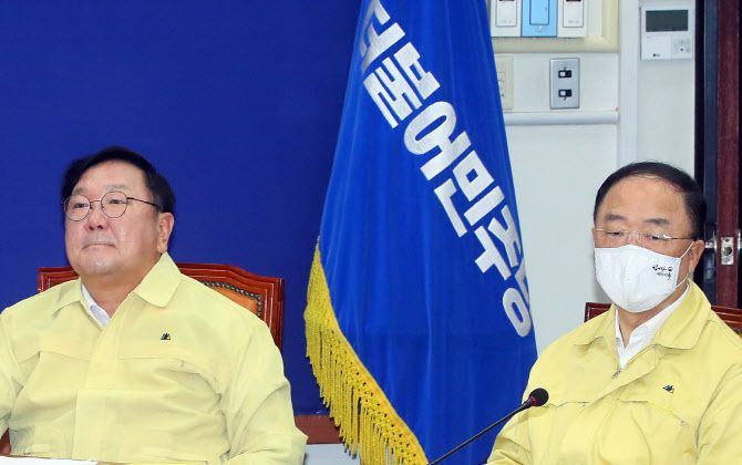 더불어민주당 김태년 원내대표(왼쪽)와 홍남기 경제부총리가 12일 국회에서 열린 고위당정협의회에서 굳은 표정으로 생각에 잠겨 있다.(사진=연합뉴스)