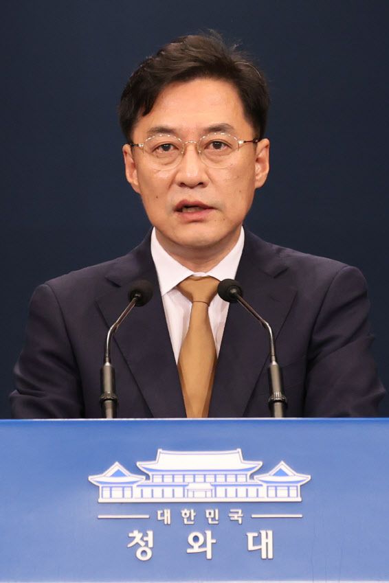 강민석 청와대 대변인이 12일 청와대에서 국민소통수석과 사회수석 후임 인사를 발표하고 있다. 문재인 대통령은 이날 국민소통수석에 정만호 전 강원 경제부지사, 사회수석에 윤창렬 국무조정실 국정운영실장을 내정했다. (사진=연합뉴스)