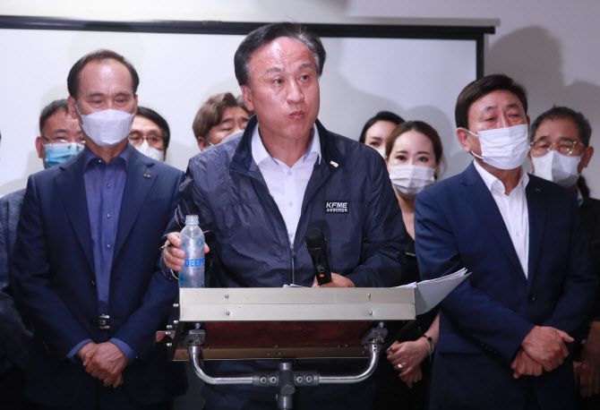 배동욱(가운데) 소상공인연합회 회장이 지난달 14일 오전 서울 여의도 중소기업중앙회에서 기자회견을 갖고 걸그룹을 초청해 춤판을 벌여 논란이 된 ‘춤판 워크숍’에 대해 사과하고 있다. (사진=노진환 기자)