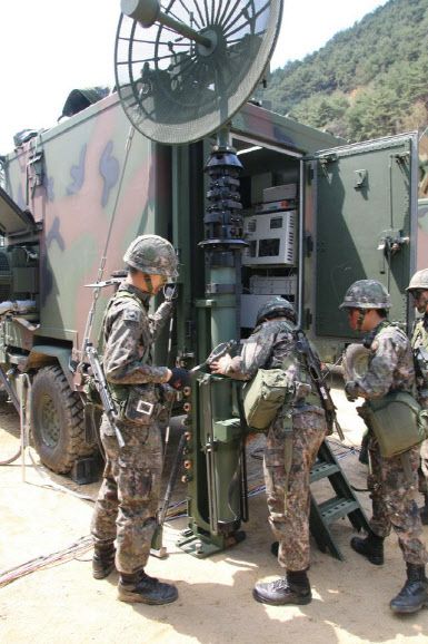 육군 장병들이 전술정보통신체계(TICN) 장비를 설치하고 있다. [출처=국방일보]