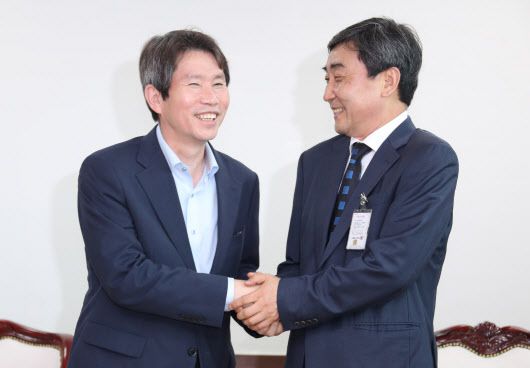 이인영 통일부 장관이 13일 정부서울청사에서 민족화해협력범국민협의회(민화협) 이종걸 신임 대표상임의장을 만나 악수하고 있다(사진=연합뉴스).