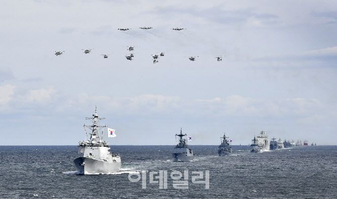 지난 2018년 10월 제주 인근 해상에서 열린 2018 대한민군 해군 국제관함식에서 함정과 항공기들이 해상사열하고 있다. [사진=해군]