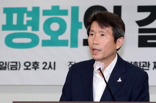 이인영 통일부 장관이 14일 오후 서울 여의도 국회 의원회관에서 열린 ‘북한 개별관광 허용 등 남북교류 재개를 위한 시간, 다시 평화의 길 번영의 문으로’ 토론회에 참석해 축사를 하고 있다(사진=뉴스1).