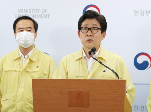 조명래 환경부 장관이 17일 오후 세종시 정부세종청사에서 댐 운영관리 전반 조사 중, 근본적 대책 마련 착수 계획을 발표하고 있다.(사진=연합뉴스)