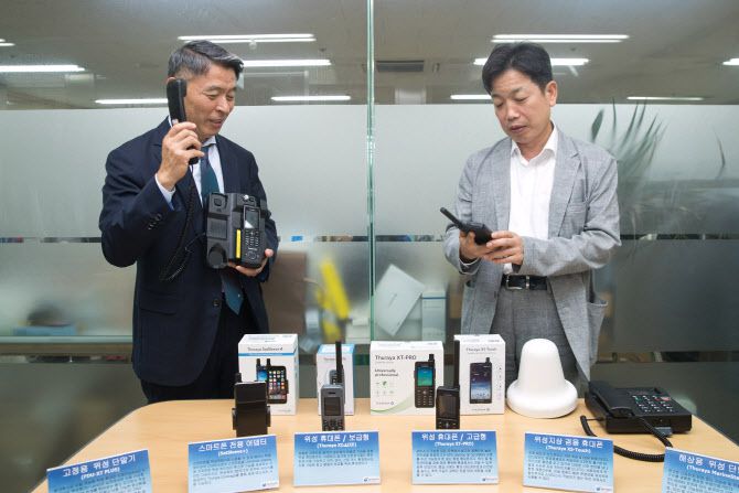 ▲과학기술정보통신부가 14일 오후 서울 금천구 AP위성 대회의실에서 ‘위성통신산업 발전을 위한 간담회’ 를 개최했다. 장석영 과학기술정보통신부 제2차관이 오대일 AP위성 부사장으로부터 위성통신 단말기 제품 설명을 듣고 있다.