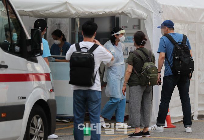 [이데일리 노진환 기자] 성북구 사랑제일교회 관련 코로나19 확진자가 잇따라 나오고 있는 18일 오후 서울 중구 국립중앙의료원에 마련된 선별진료소 앞에서 시민들이 검사를 기다리고 있다.