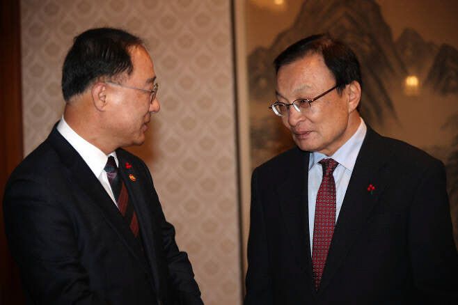 이해찬 더불어민주당 대표는 총선을 앞둔 지난 4월6일 긴급재난지원금 관련해 “국민 전원이 국가의 보호를 받을 수 있는 대책을 마련하겠다”고 말했다. 그러나 기획재정부는 소득 하위 70% 가구까지만 긴급재난지원금을 지급해야 한다는 입장을 밝혔다. 2차 긴급재난지원금을 놓고도 이 대표와 홍남기 경제부총리 겸 기재부 장관 간 입장 차가 있는 상황이다. 사진은 2018년 12월12일 서울 삼청동 총리 공관에서 열린 고위 당정청 회의 당시 홍 부총리와 이 대표 모습. 연합뉴스 제공