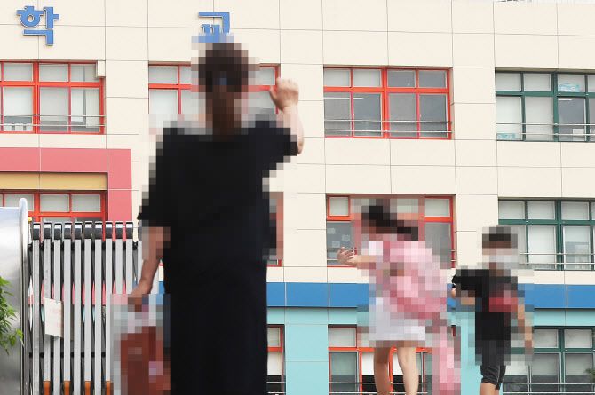 수도권에 신종 코로나바이러스 감염증(코로나19) 확산세가 이어지고 있는 18일 개학한 경기도 수원시의 한 초등학교에서 학생들이 등교하고 있다. (사진=연합뉴스)