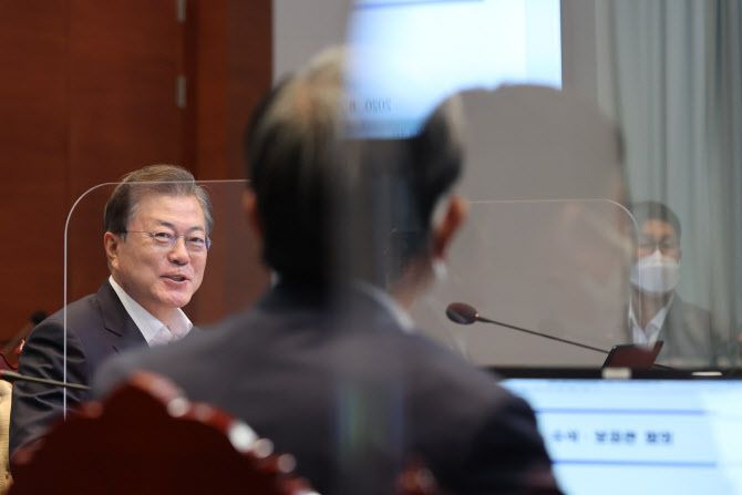 문재인 대통령이 24일 오후 청와대에서 열린 수석·보좌관 회의에서 노영민 비서실장과 대화하고 있다. (사진=연합뉴스)