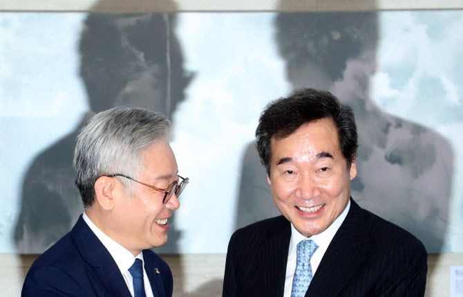 이낙연 더불어민주당 당 대표 후보(왼쪽)가 지난달 30일 오전 경기도청에서 이재명 지사와 만나 간담회를 갖기 전 반갑게 인사하고 있다.(사진=연합뉴스)