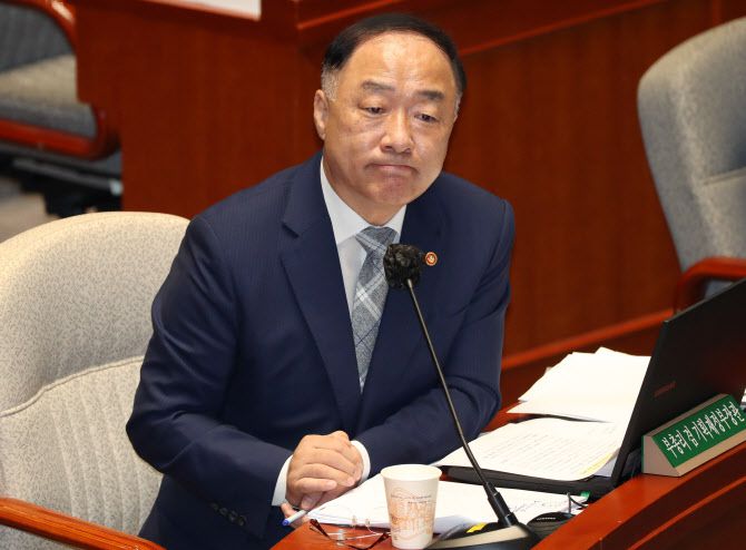 홍남기 경제부총리 겸 기획재정부장관이 24일 국회 예산결산특별위원회 전체회의에서 질의를 듣고 있다. 연합뉴스 제공