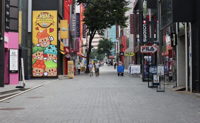 ‘사회적 거리두기 2단계’ 조치가 시행 중인 24일 오후 서울 중구 명동거리가 한산한 모습을 보이고 있다. (사진=연합뉴스)