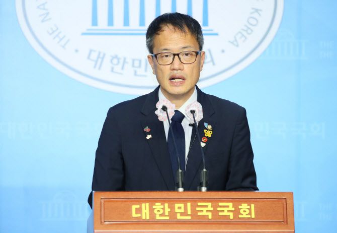더불어민주당의 차기 지도부 선출을 위한 온라인 투표가 시작된 24일 국회 소통관에서 당 대표 선거에 출마한 박주민 의원이 지지 호소 기자회견을 하고 있다.(사진=연합뉴스)