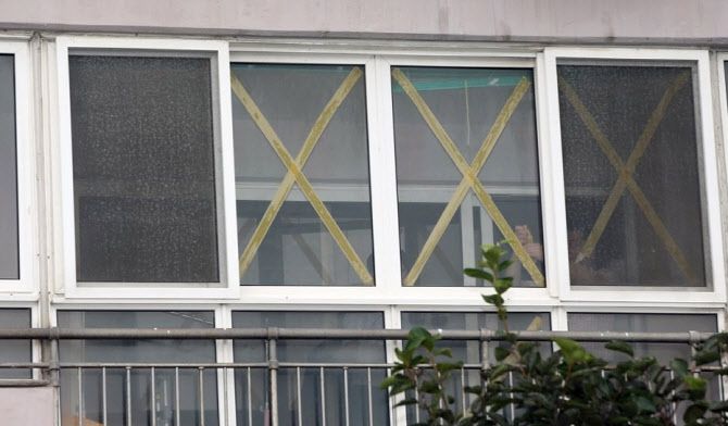 지난해 9월 태풍 링링 상륙에 앞서 전남 목포시 연산동 한 가정에서 창틀과 창문을 테이프로 보강하고 있다. 사진=연합뉴스