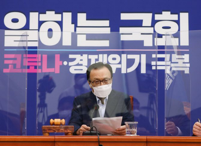 더불어민주당 이해찬 대표가 24일 오전 서울 여의도 국회에서 열린 더불어민주당 최고위원회의에서 발언하고 있다.(사진=연합뉴스)