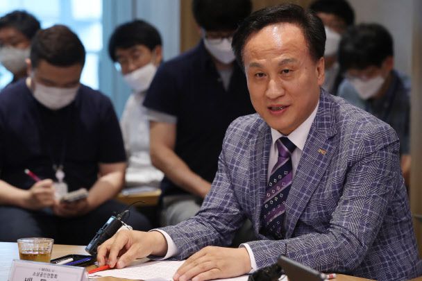 배동욱 소상공인연합회장이 지난 6월 서울 시청에서 열린 자영업자 사회안전망 구축을 위한 간담회에서 발언하고 있다. (사진=연합뉴스)