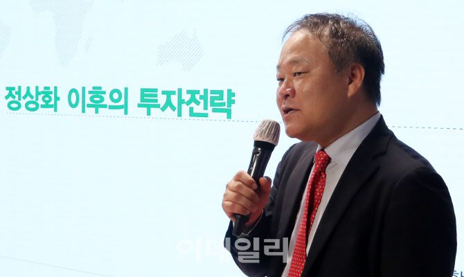 김학균 신영증권 리서치센터장이 25일 오후 서울 중구 통일로 KG타워에서 열린 ‘2020 이데일리 하반기 투자 전략 포럼’에서 ‘정상화 이후의 투자전략’이란 주제로 강연을 하고 있다. [사진=이데일리 방인권 기자]