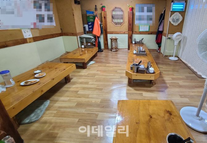 25일 오후 서대문구의 한 음식점에 점심시간임에도 사람이 없어 한산한 모습.(사진=이용성 기자)