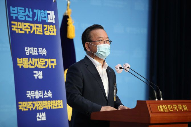 더불어민주당 김부겸 당 대표 후보가 25일 오전 서울 여의도 소통관에서 김부겸의 3가지 약속 ‘부동산 개혁 및 주거복지 공약’ 기자회견을 하고 있다.(사진=연합뉴스)