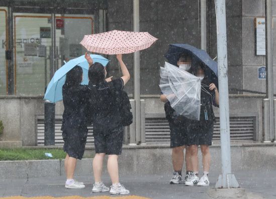 제8호 태풍 ‘바비’가 북상하는 26일 오후 전남 목포시 목포역 앞 거리에서 태풍이 다가오자 비와 바람이 더욱 거세지고 있다.(사진=연합뉴스)
