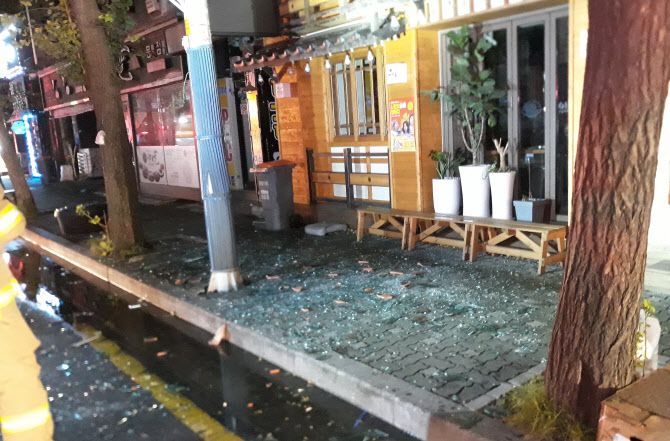 제8호 태풍 ‘바비’가 수도권으로 북상한 27일 오전 인천시 미추홀구 용현동의 한 건물 유리창이 강풍에 깨져 있다. (사진=연합뉴스)