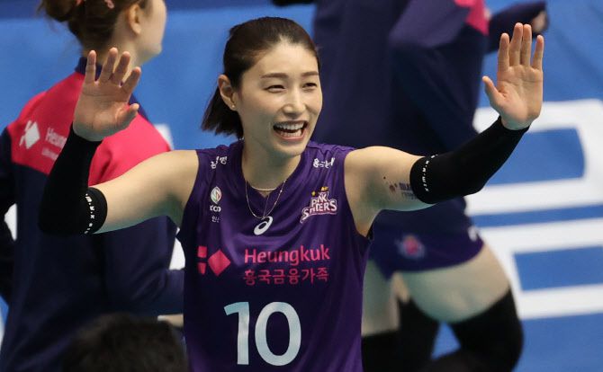 흥국생명 김연경이 30일 오후 제천체육관에서 열린 2020 제천·MG새마을금고컵 프로배구 대회 여자부 개막전 현대건설과의 경기에서 기뻐하고 있다. 사진=연합뉴스