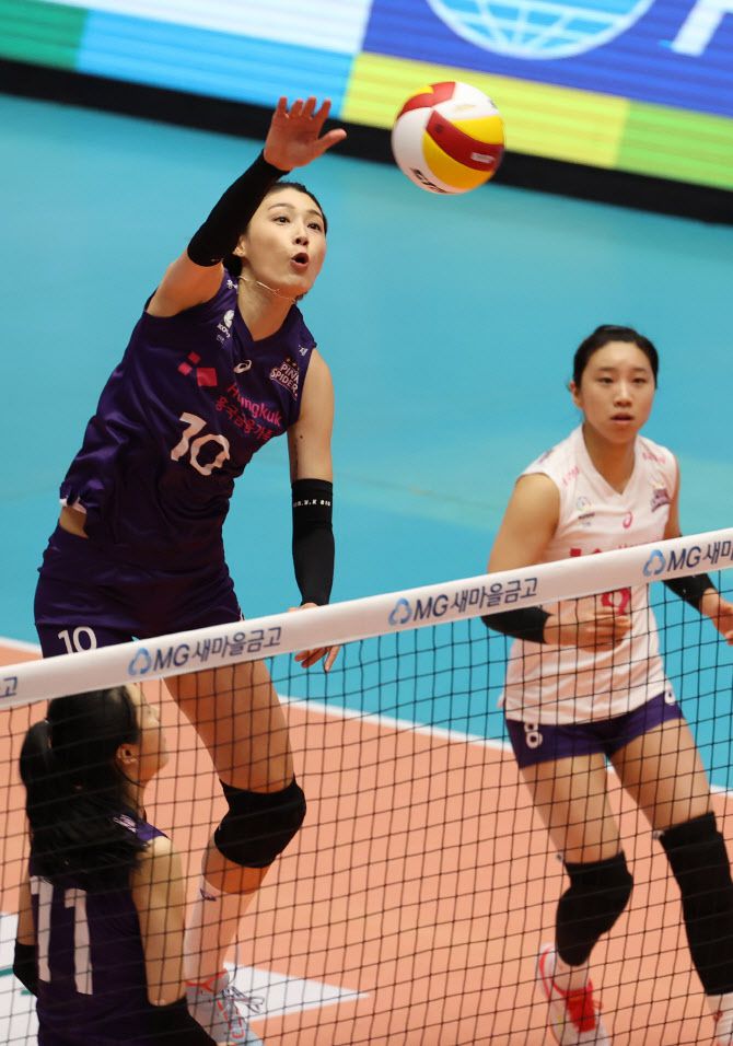 흥국생명 김연경이 30일 오후 제천체육관에서 열린 2020 제천·MG새마을금고컵 프로배구 대회 여자부 개막전 현대건설과의 경기에서 강스파이크를 날리고 있다. 사진=연합뉴스