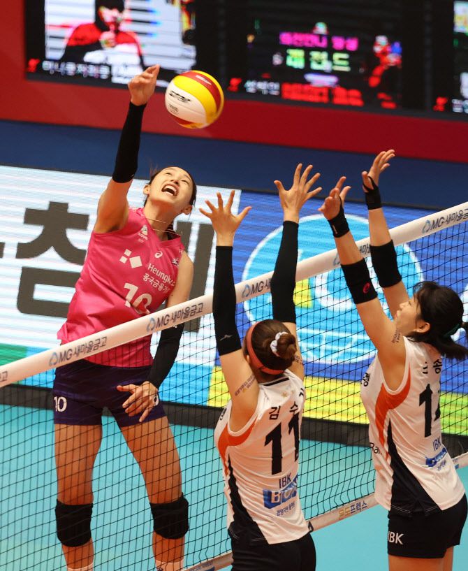 31일 제천체육관에서 열린 2020 제천·MG새마을금고컵 프로배구 대회 여자부 경기. 흥국생명 김연경이 IBK 기업은행을 맞아 스파이크를 날리고 있다. 사진=연합뉴스