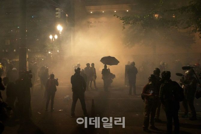 지난 29일(현지시간) 미국 포틀랜드 시내에서 도널드 트럼프 대통령 지지층과 반(反) 인종차별 시위 대가 충돌하고 있다. 사진=AFP