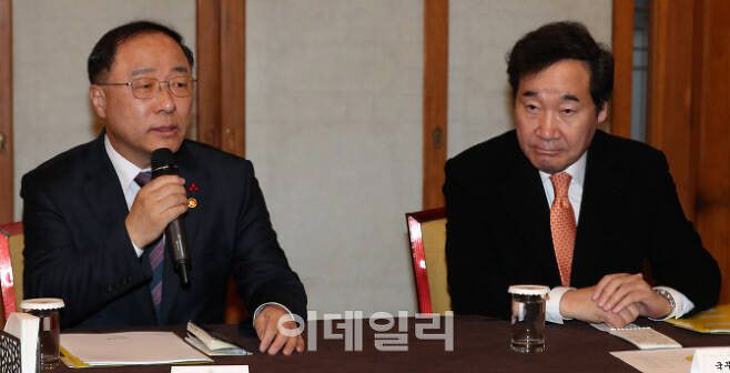 이낙연 더불어민주당 대표와 홍남기 경제부총리 겸 기획재정부 장관 모습. 사진은 2018년 12월12일 서울 종로구 삼청동 총리공관에서 열린 고위 당정청 회의 당시 모습이다. [사진=이데일리 방인권 기자]