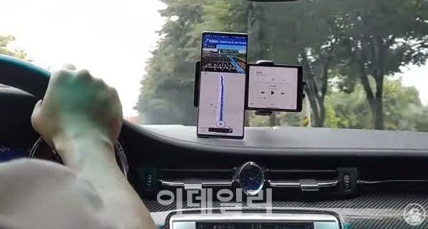 온라인상에 유출된 LG윙의 실제 사용 모습.