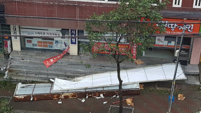 3일 오전 경북 포항시 북구의 한 상가 간판이 태풍 마이삭의 강풍으로 인해 떨어져 있다. (사진=연합뉴스)