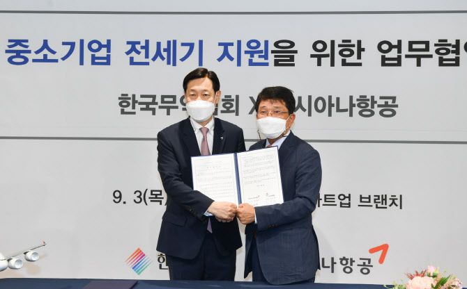 김영헌 아시아나항공 여객본부장(왼쪽)과 한진현 한국무역협회 부회장이 MOU 체결 후 기념촬영에 나서고 있다. (사진=한국무역협회)