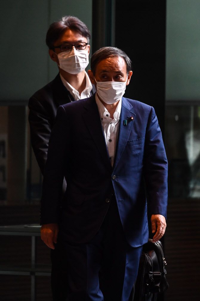 사실상 차기 총리로 유력해진 스가 요시히데 관방장관을 둘러싼 줄서기 경쟁이 일어나고 있다(사진=AFP)