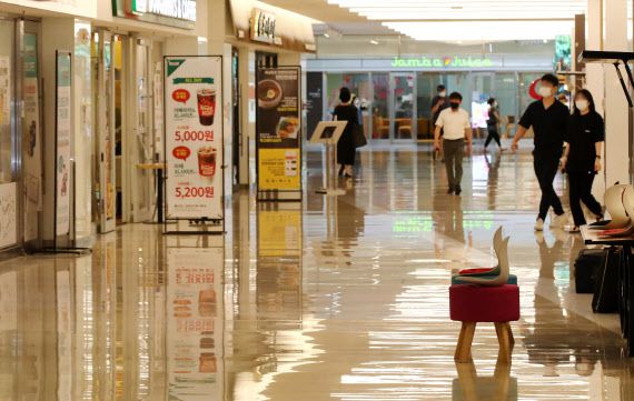 사회적 거리두기 2.5단계가 시행되고 있는 가운데 서울 강남구 스타필드 코엑스몰 식당가가 한산한 모습을 보이고 있다. (사진=연합뉴스)