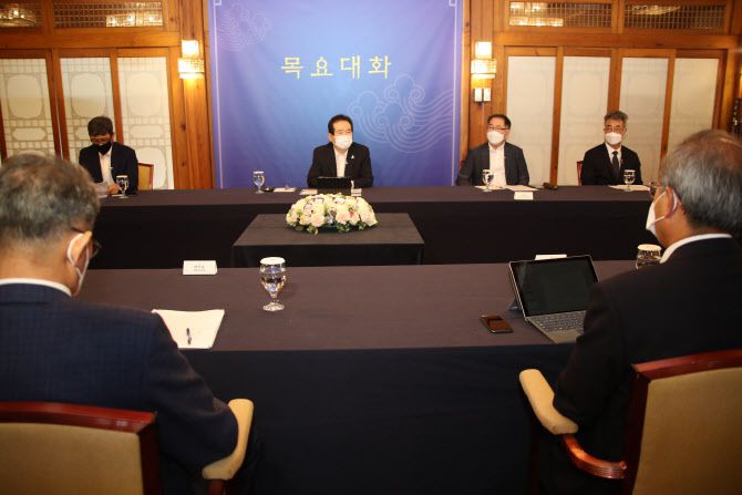 정세균 국무총리가 3일 서울 삼청동 총리공관에서 ‘기후변화 대응-기후변화, 어떻게 적응해야 하나?’라는 주제로 열린 제17차 목요대화에서 발언하고 있다. 연합뉴스 제공