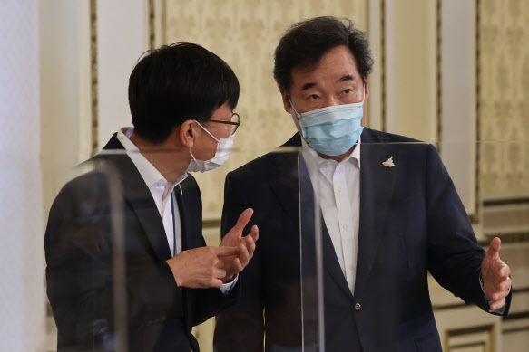 이낙연(오른쪽) 더불어민주당 대표와 김상조 청와대 정책실장이 3일 오전 청와대에서 열린 제1차 한국판 뉴딜 전략회의에서 대화하고 있다.(사진=연합뉴스)