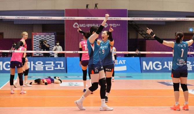 5일 제천체육관에서 열린 2020 제천·MG 새마을금고컵 프로배구 대회 여자부 결승전. GS칼텍스가 흥국생명을 맞아 1세트에 이어 2세트도 승리하자 환호하고 있다. 사진=연합뉴스