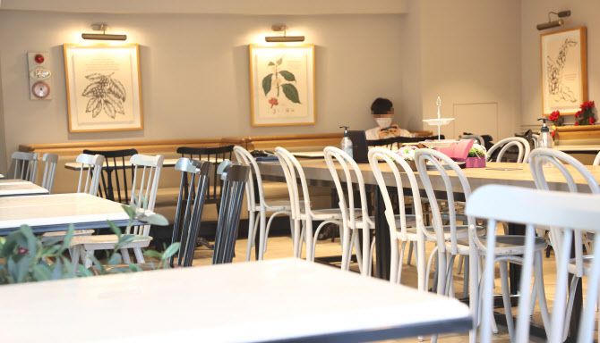 정부가 ‘사회적 거리두기 2.5단계’를 1주일 더 연장하며 수도권 프랜차이즈형 제과제빵점, 아이스크림·빙수점에 매장 취식을 금지하기로 결정한 4일 오후 서울 송파구의 한 프랜차이즈형 제과제빵점의 모습. (사진=연합뉴스)