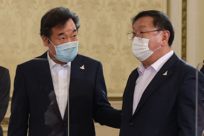 이낙연 더불어민주당 대표(왼쪽)와 김태년 원내대표가 3일 오전 청와대에서 열린 제1차 한국판 뉴딜 전략회의에서 대화하고 있다. 연합뉴스 제공