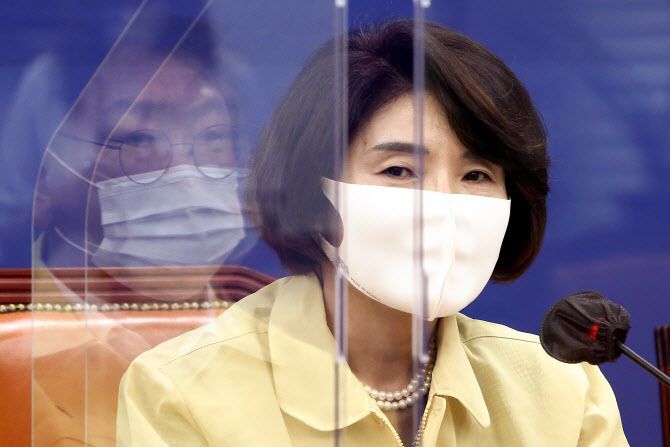 더불어민주당 한정애 신임 정책위의장이 1일 오전 국회에서 열린 원내대책회의에서 발언하고 있다.(사진=연합뉴스)