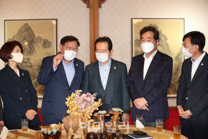 정세균 국무총리(가운데)가 지난 6일 오후 서울 종로구 삼청동 총리공관에서 열린 고위당정협의회에서 참석자들과 대화를 나누고 있다. 한정애 더불어민주당 정책위의장(왼쪽부터), 김태년 원내대표, 정 총리, 이낙연 대표, 김상조 대통령비서실 정책실장. 이들은 4차 추경을 통해 고용취약계층에 한해 선별적으로 맞춤형 지원을 하기로 했다. 특고 등에 대해 2차 긴급 고용안정지원금을 지급할 예정이다. 이데일리 DB