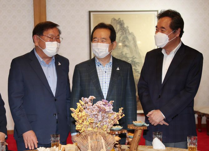 김태년 더불어민주당 원내대표, 정세균 국무총리, 이낙연 더불어민주당 대표(이상 왼쪽부터)가 6일 오후 서울 삼청동 총리공관에서 열린 고위 당정협의회에서 대화하고 있다. 연합뉴스 제공