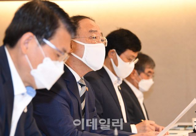 홍남기 경제부총리 겸 기획재정부 장관은 8일 정부서울청사에서 제6차 부동산시장 점검 관계장관회의에서 “가격이 하락한 거래도 나타나는 등 시장에서 쏠림 현상이 많이 완화했다”며 “최근 법인이 보유하던 아파트 매물이 늘고 있으며 이런 추세는 앞으로도 이어질 것”이라고 말했다. 기획재정부 제공