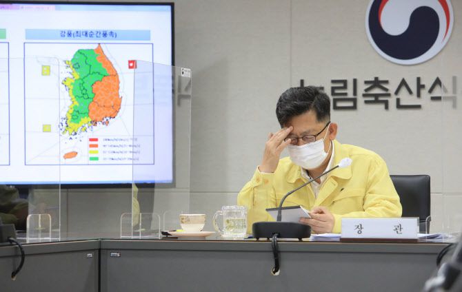 김현수 농림축산식품부 장관이 지난 6일 세종시 정부세종청사 농업재해대책상황실에서 제10호 태풍 하이선 대비 상화 점검 회의를 주재하며 생각에 잠겨 있다. 농림축산식품부 제공