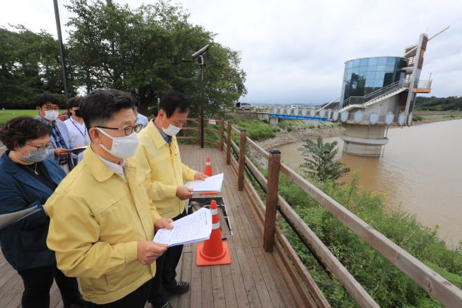 김현수(맨 앞) 농림축산식품부 장관이 지난 3일 충남 논산 지역의 저수지 관리 상황을 점검하고 있다. 농림축산식품부 제공